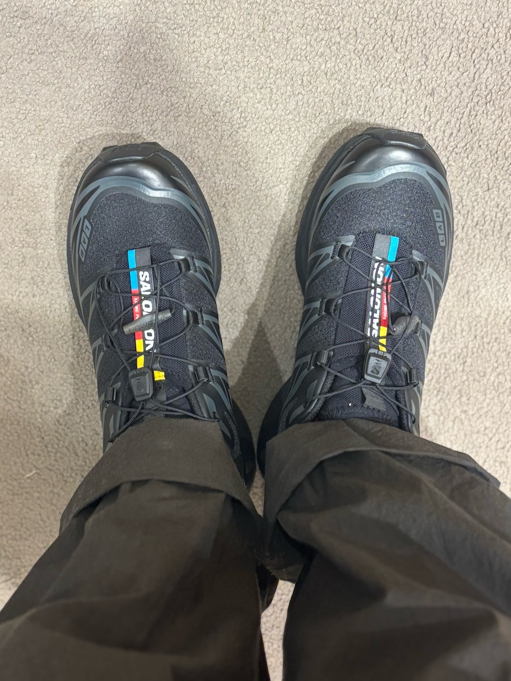 ブラック系のスニーカーを着用したレディースの春コーディネートの2枚目の写真