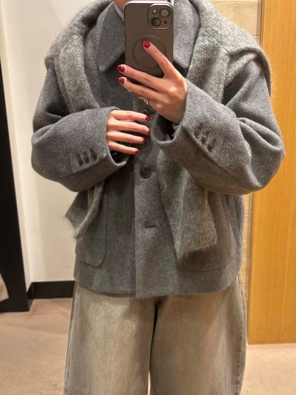 ブルー系のTシャツ/カットソー、グレー系のその他アウター、グリーン系のデニムパンツを着用したレディースの冬コーディネートの4枚目の写真