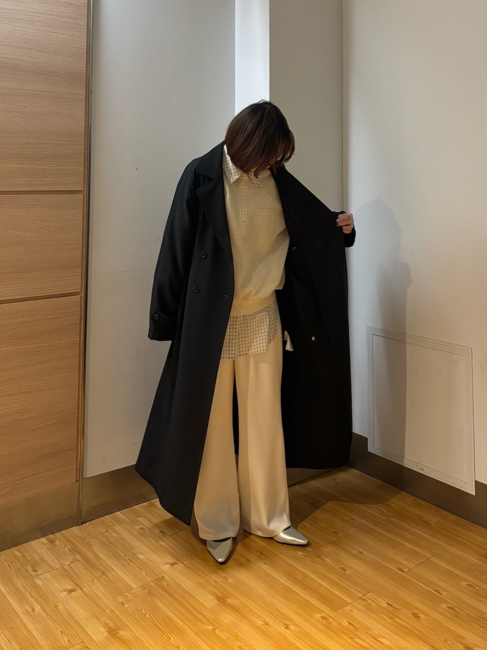 ブラック系のトレンチコート、ホワイト系のその他パンツ、ホワイト系のニット/セーターを着用したレディースの冬コーディネートの4枚目の写真