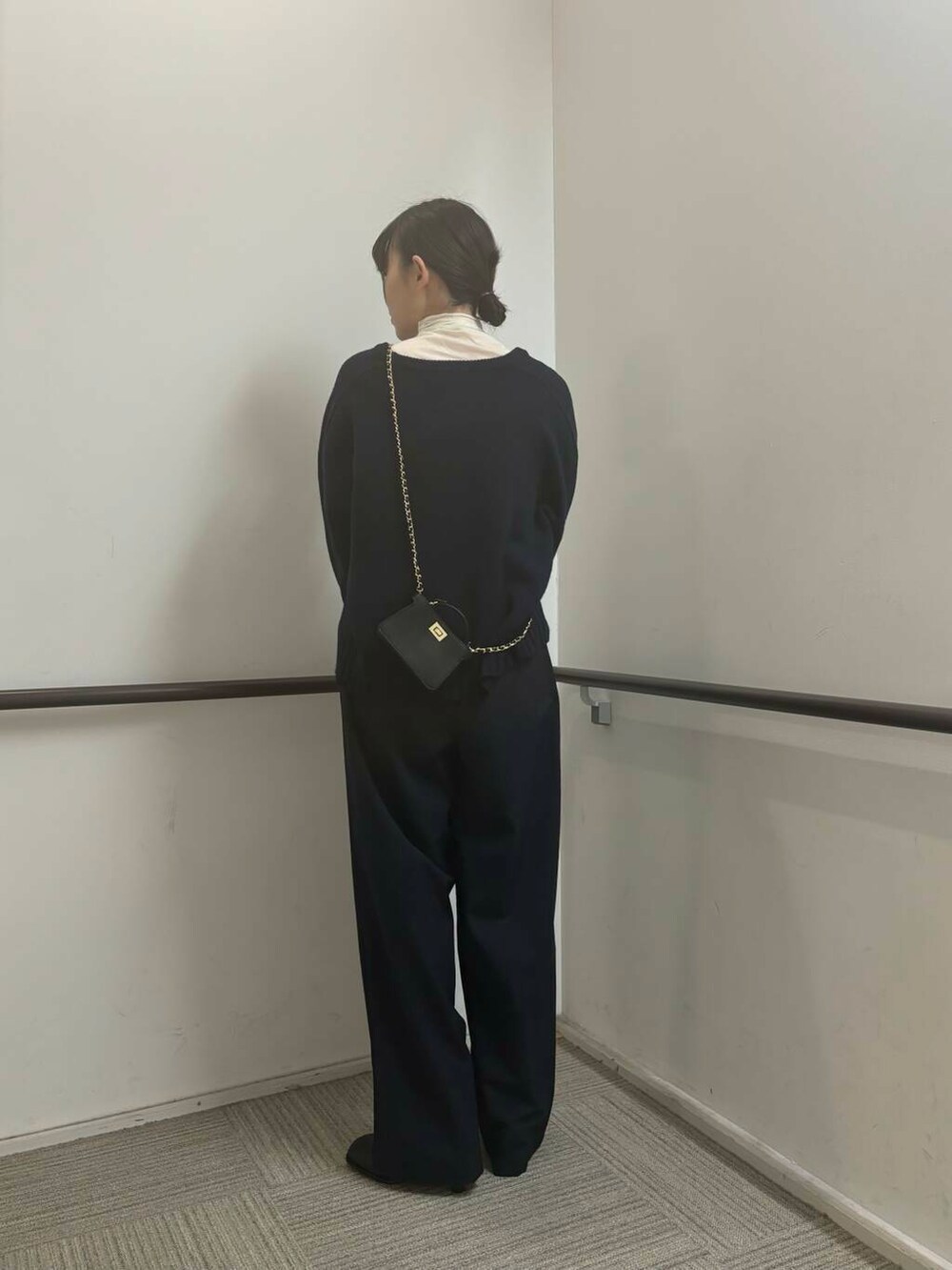 ホワイト系のその他アウター、ブラック系のブーツ、ブルー系のその他パンツを着用したレディースの冬コーディネートの5枚目の写真