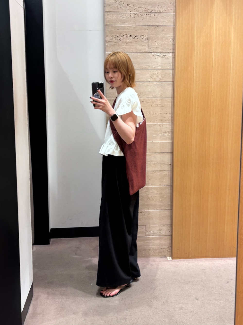 ホワイト系のTシャツ/カットソー、ブラック系のその他パンツ、ブラック系のサンダルを着用したレディースの夏コーディネートの2枚目の写真