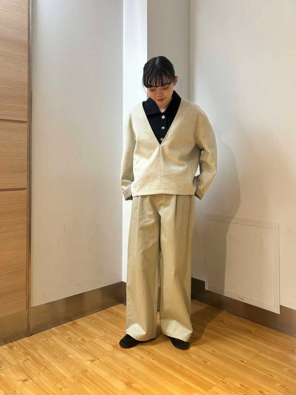 ベージュ系のその他パンツ、ホワイト系のTシャツ/カットソー、ブルー系のニット/セーターを着用したレディースの冬コーディネートの3枚目の写真