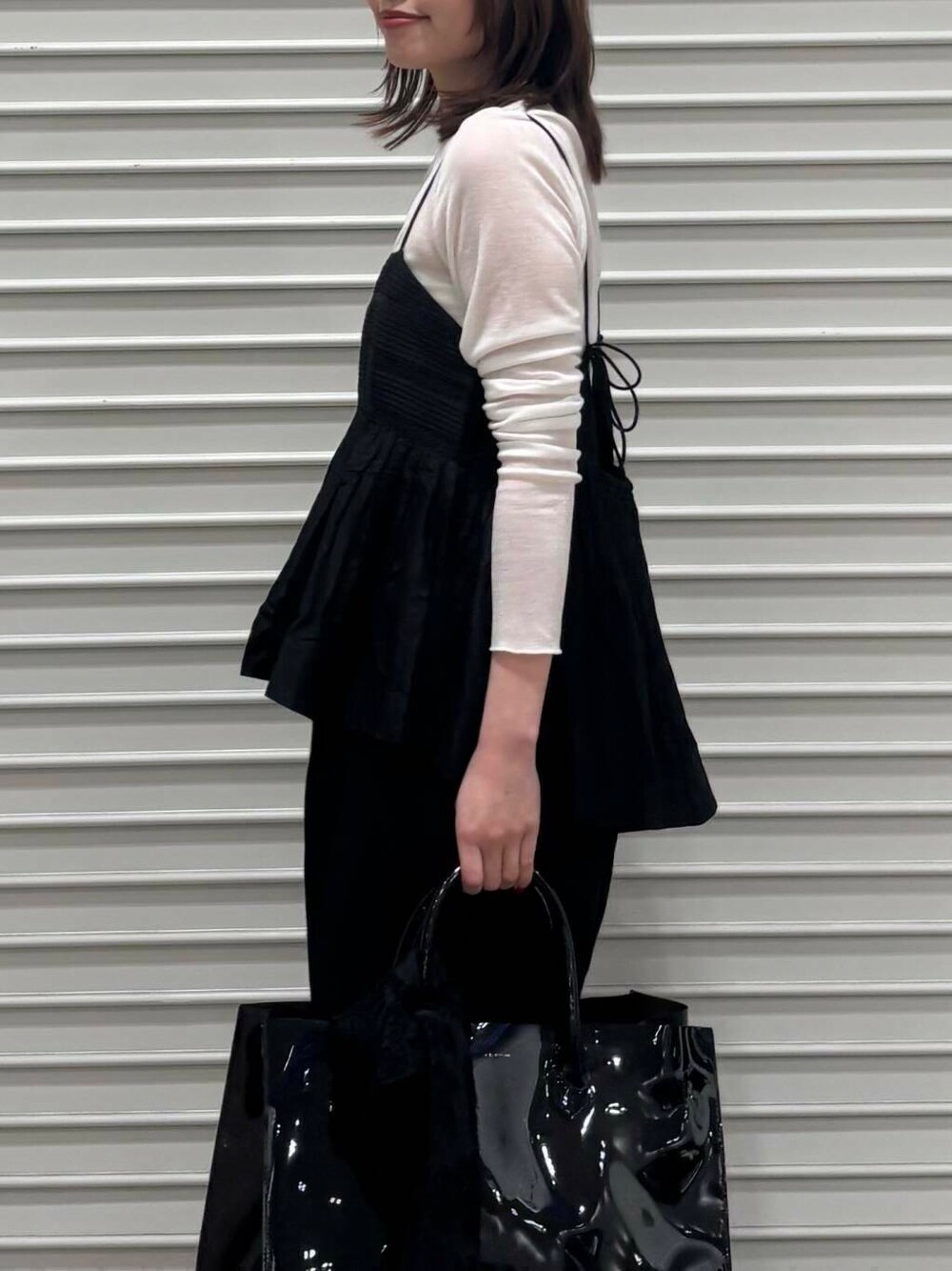 「モノトーン、URBANRESEARCH、シアー、着回しコーデ、newarrival、透け感、お出かけコーデ、ブラックコーデ、パンツコーデ、綺麗めカジュアルコーデ、ブルベ冬、春カラーコーデ、骨格ナチュラル、春先取りコーデ、過ごしやすい」|「SMELLYのSMELLY so’ narrow line bangle(バングル/リストバンド、シルバー系)」を使った、りなさん(レディース・156cm)の春コーディネートの6枚目の写真