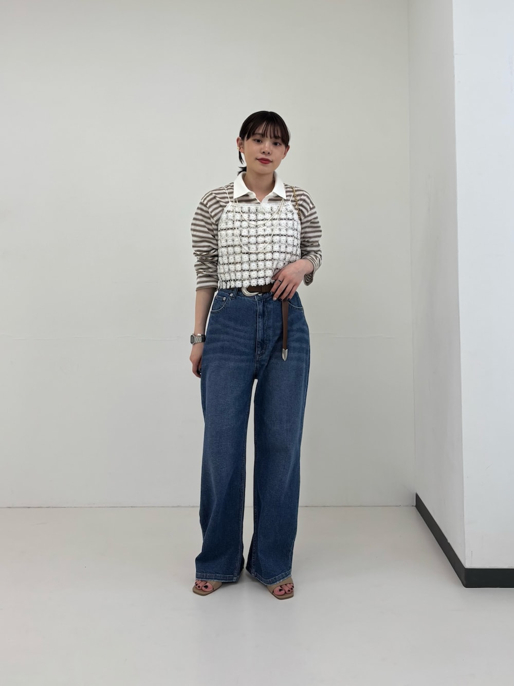 ホワイト系のシャツ/ブラウス、ブルー系のデニムパンツ、ホワイト系のその他トップスを着用したレディースの春コーディネートの2枚目の写真