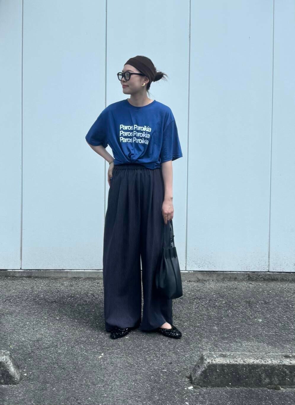 ブラック系のその他シューズ、その他のその他パンツ、ブルー系のTシャツ/カットソーを着用したレディースの夏コーディネートの3枚目の写真