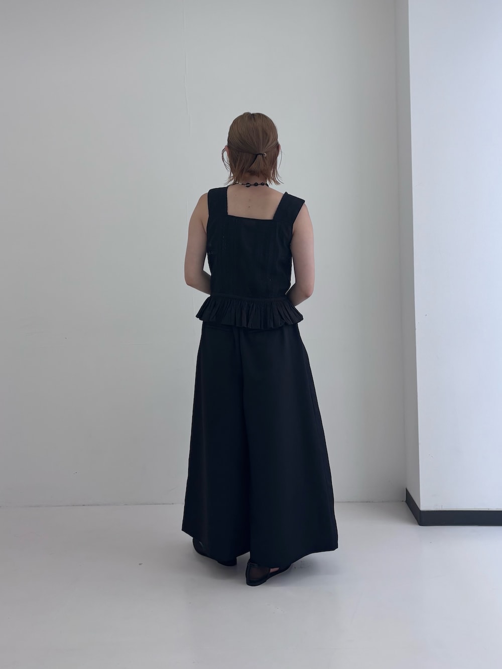 ブラック系のシャツ/ブラウス、ブラック系のその他パンツ、ベージュ系のかごバッグを着用したレディースの夏コーディネートの3枚目の写真