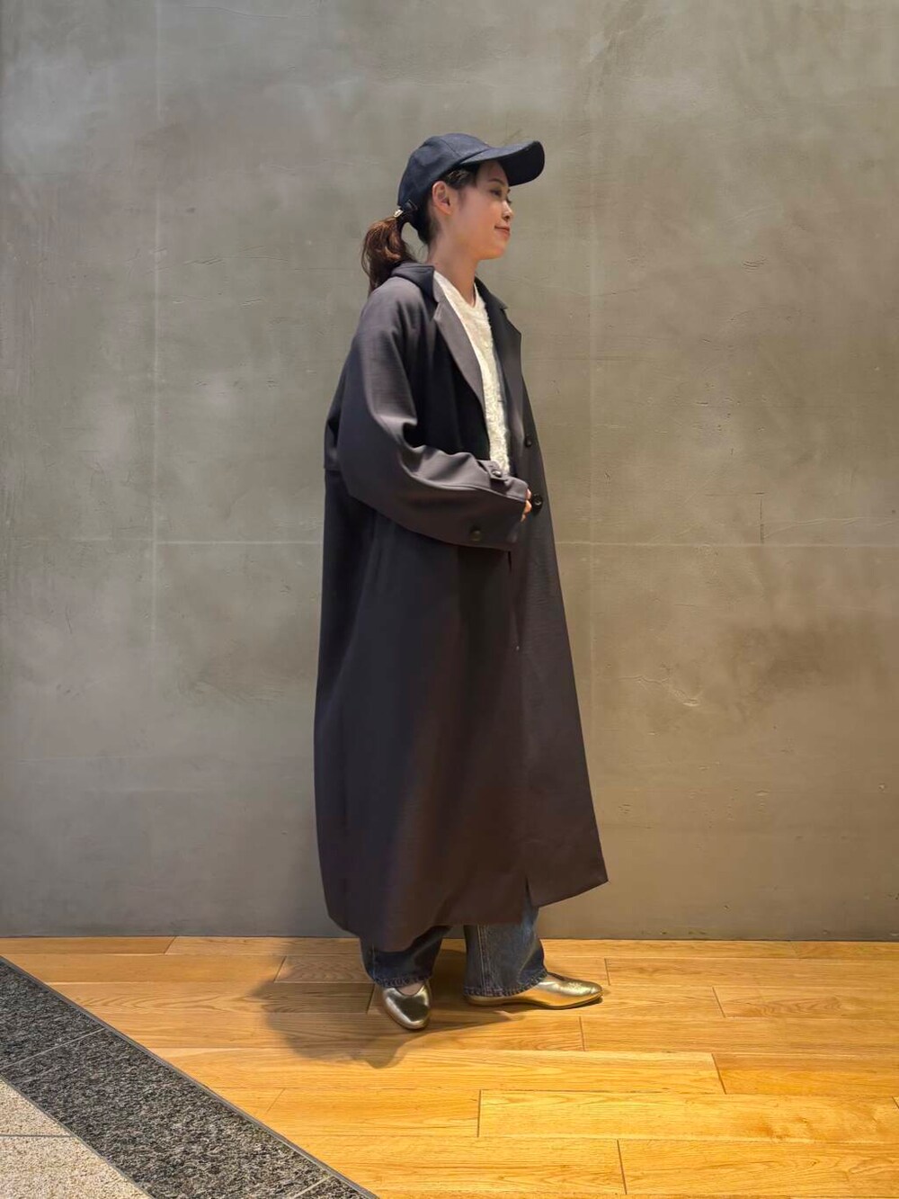 ブルー系のデニムパンツ、ホワイト系のシャツ/ブラウス、グレー系のトレンチコートを着用したレディースの冬コーディネートの3枚目の写真