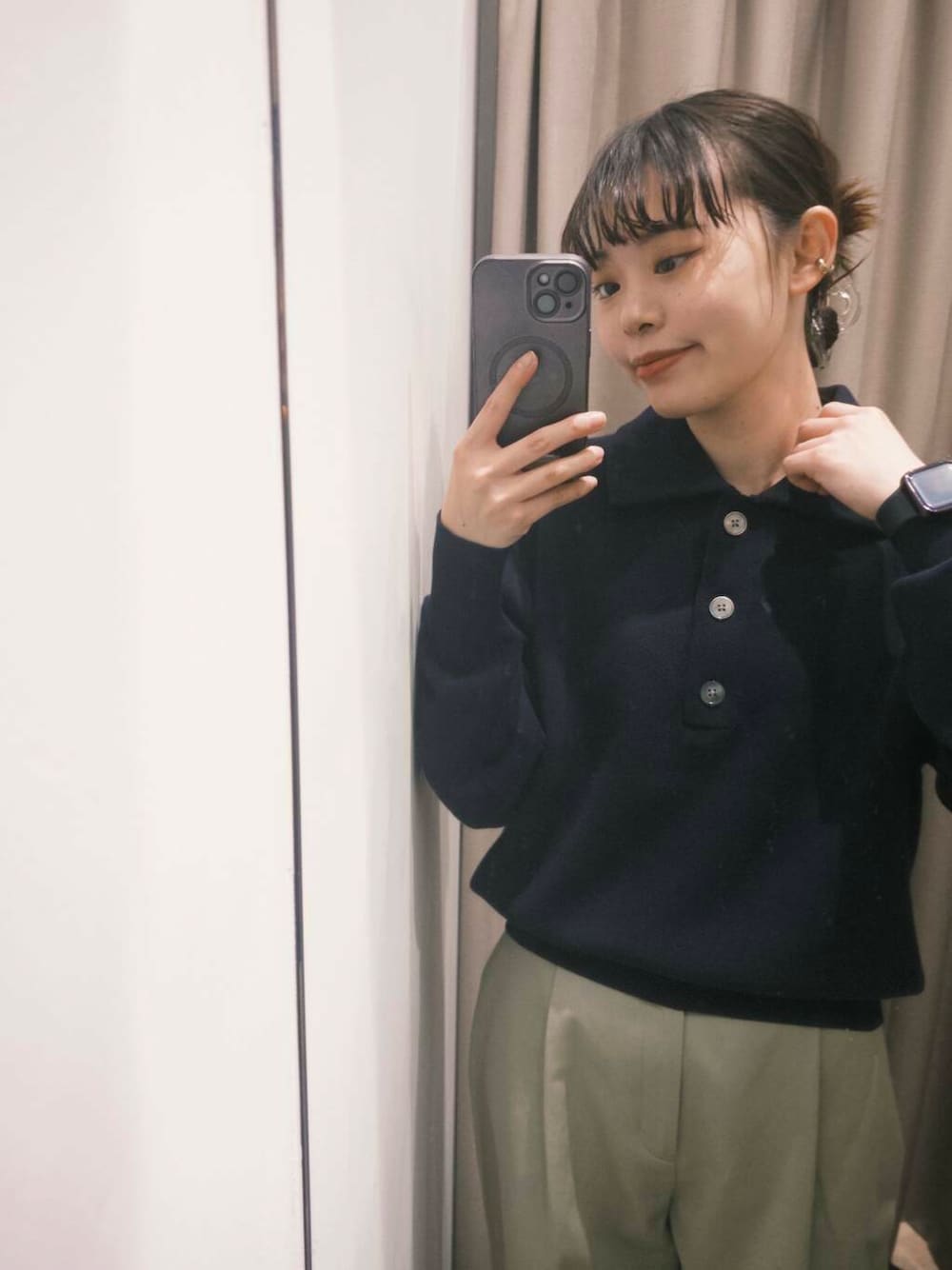 ベージュ系のその他パンツ、ホワイト系のTシャツ/カットソー、ブルー系のニット/セーターを着用したレディースの冬コーディネートの5枚目の写真