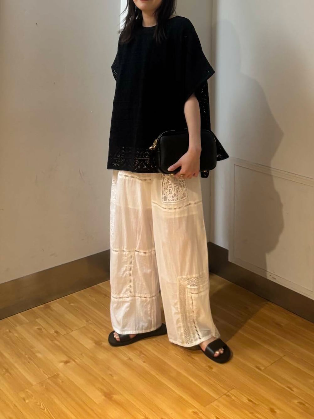 「モノトーン、URBANRESEARCH、サンダル、シアー、夏コーデ、綺麗め、綺麗めコーデ、お出かけコーデ、夏素材、骨格ナチュラル、ナチュラル×ブルベ冬、過ごしやすい、さらっと素材、洒落見えカットソーコーデ、お洒落見えイージーパンツ×サンダル」｜「RODE SKOのプレーンショルダーバッグ（ショルダーバッグ、ブラック系）」を使った、りなさん（レディース・156cm）の夏コーディネートの4枚目の写真