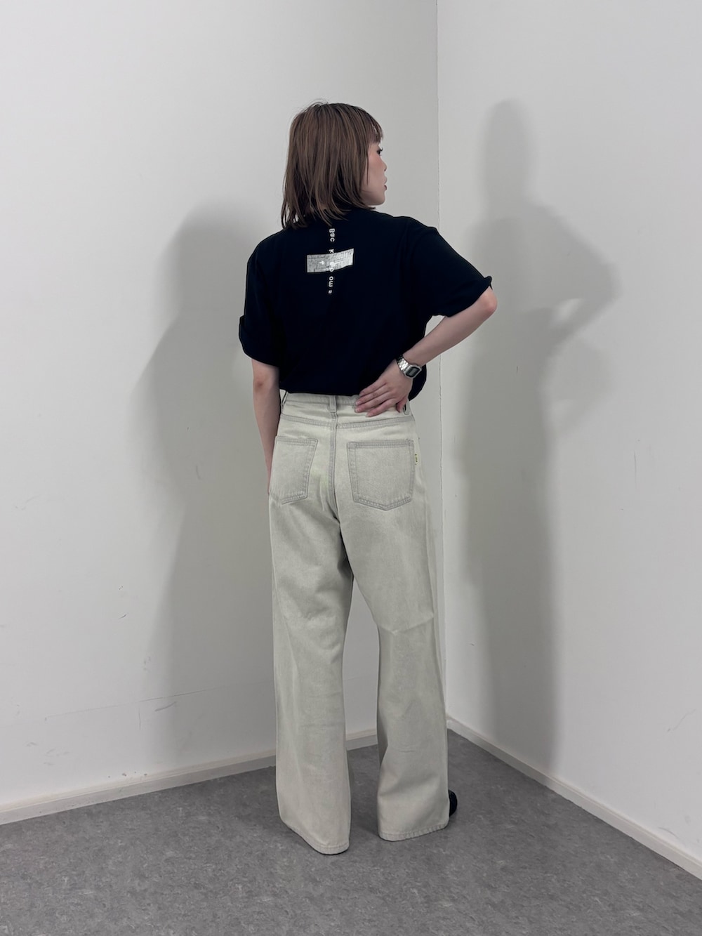 ブラック系のTシャツ/カットソー、グレー系のデニムパンツ、ブラック系のローファーを着用したレディースの秋コーディネートの2枚目の写真