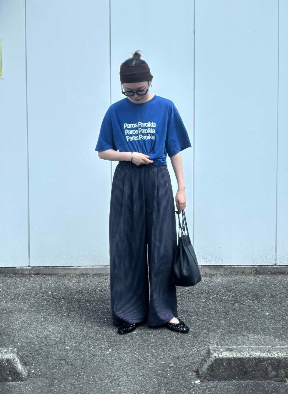 ブラック系のその他シューズ、その他のその他パンツ、ブルー系のTシャツ/カットソーを着用したレディースの夏コーディネートの2枚目の写真