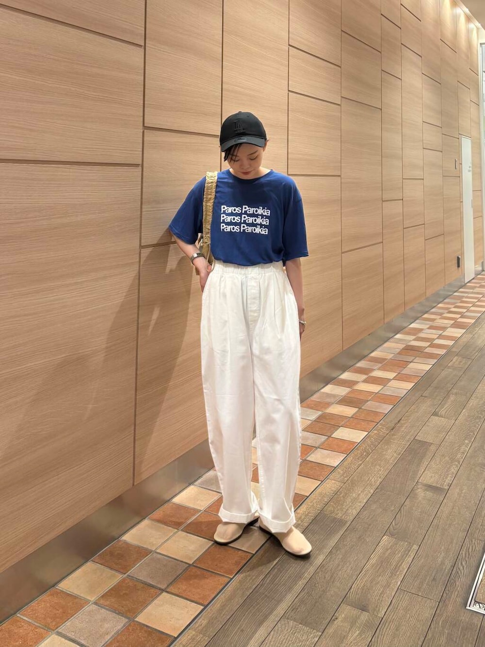 ホワイト系のその他パンツ、ベージュ系のバレエシューズ、ブルー系のTシャツ/カットソーを着用したレディースの夏コーディネートの4枚目の写真