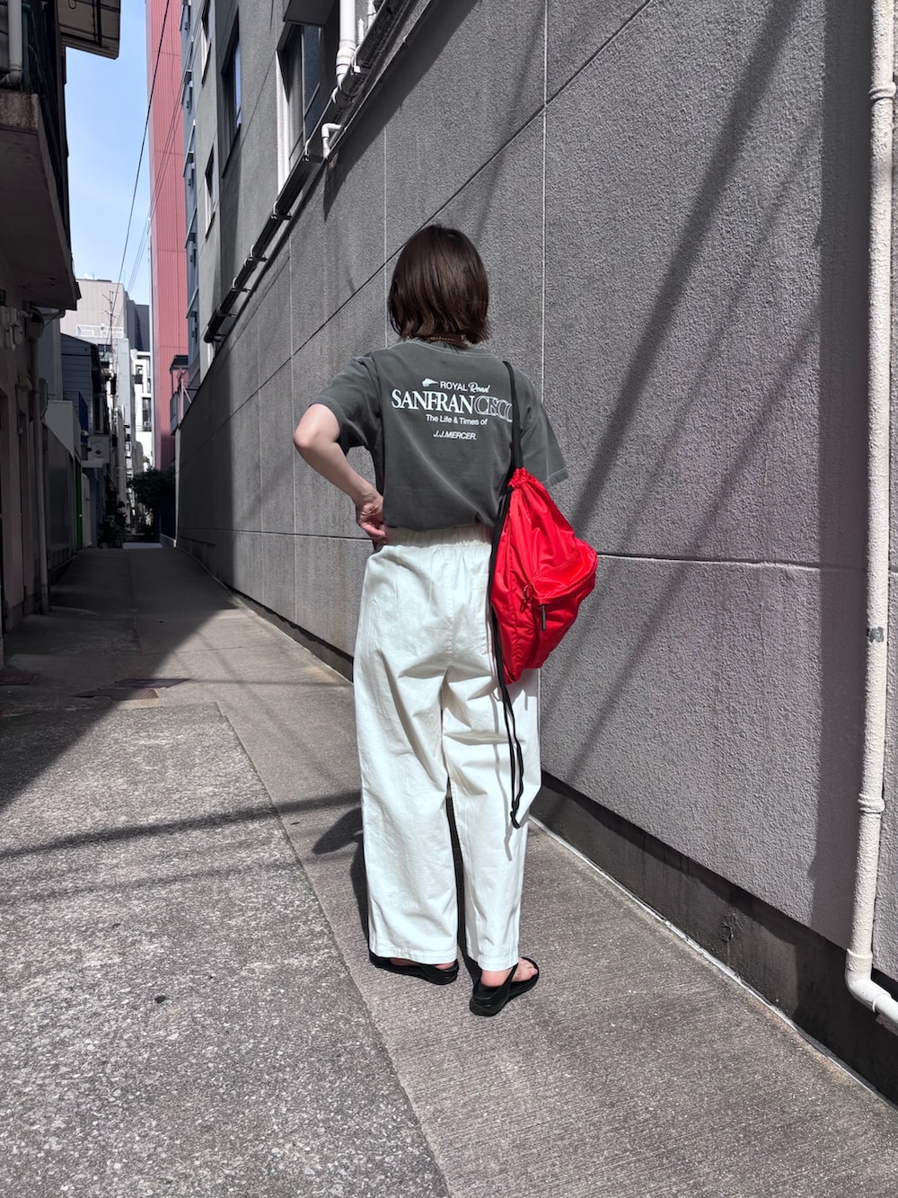 レッド系のバックパック/リュック、ホワイト系のその他パンツ、グレー系のTシャツ/カットソーを着用したレディースの春コーディネートの3枚目の写真