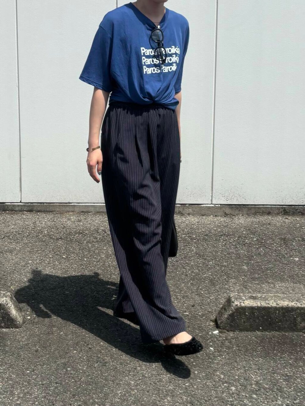ブラック系のその他シューズ、その他のその他パンツ、ブルー系のTシャツ/カットソーを着用したレディースの夏コーディネートの5枚目の写真