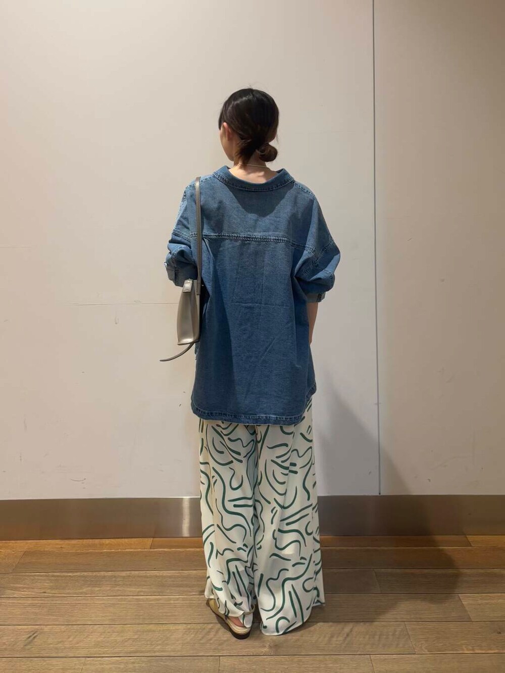 グリーン系のその他パンツ、ベージュ系のパンプス、ブルー系のシャツ/ブラウスを着用したレディースの冬コーディネートの5枚目の写真