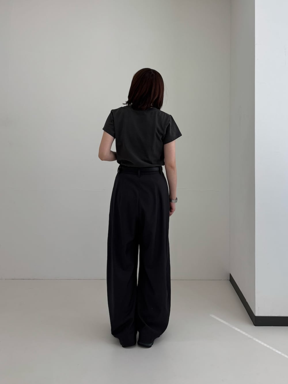 ホワイト系のブルゾン、ブラック系のトートバッグ、シルバー系のネックレスを着用したレディースの春コーディネートの6枚目の写真