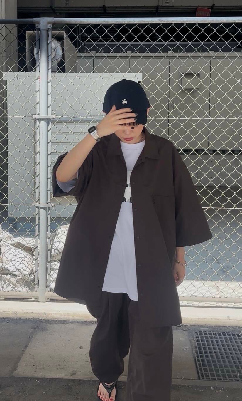 ブラック系のサンダル、ホワイト系のTシャツ/カットソー、ブラウン系のその他パンツを着用したレディースの夏コーディネートの4枚目の写真