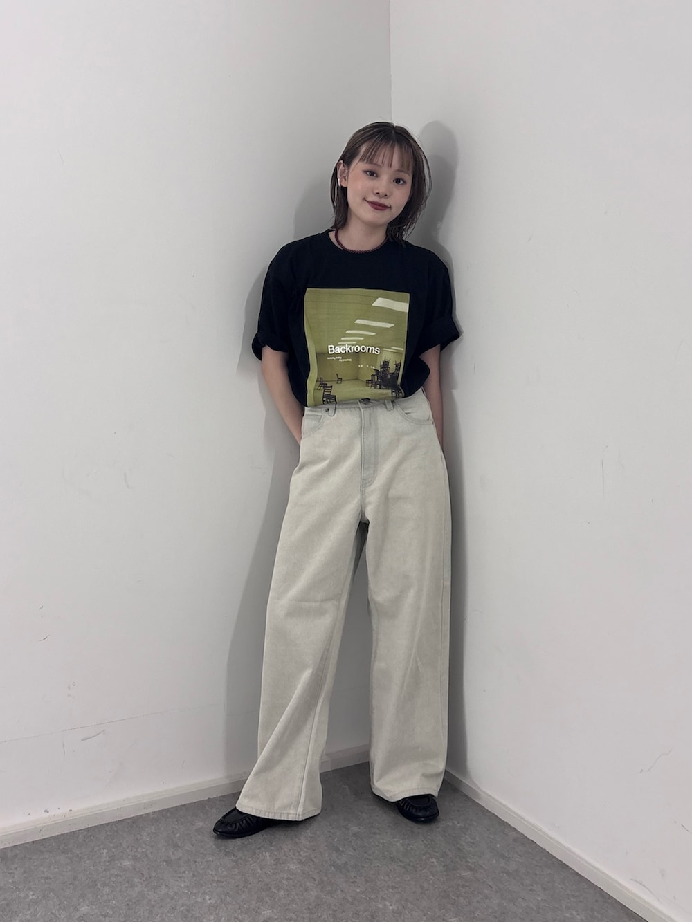ブラック系のTシャツ/カットソー、グレー系のデニムパンツ、ブラック系のローファーを着用したレディースの秋コーディネートの3枚目の写真