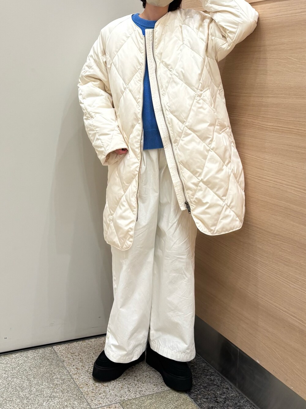 ホワイト系のダウンジャケット/コート、ホワイト系のその他パンツ、ブルー系のニット/セーターを着用したレディースの冬コーディネートの3枚目の写真