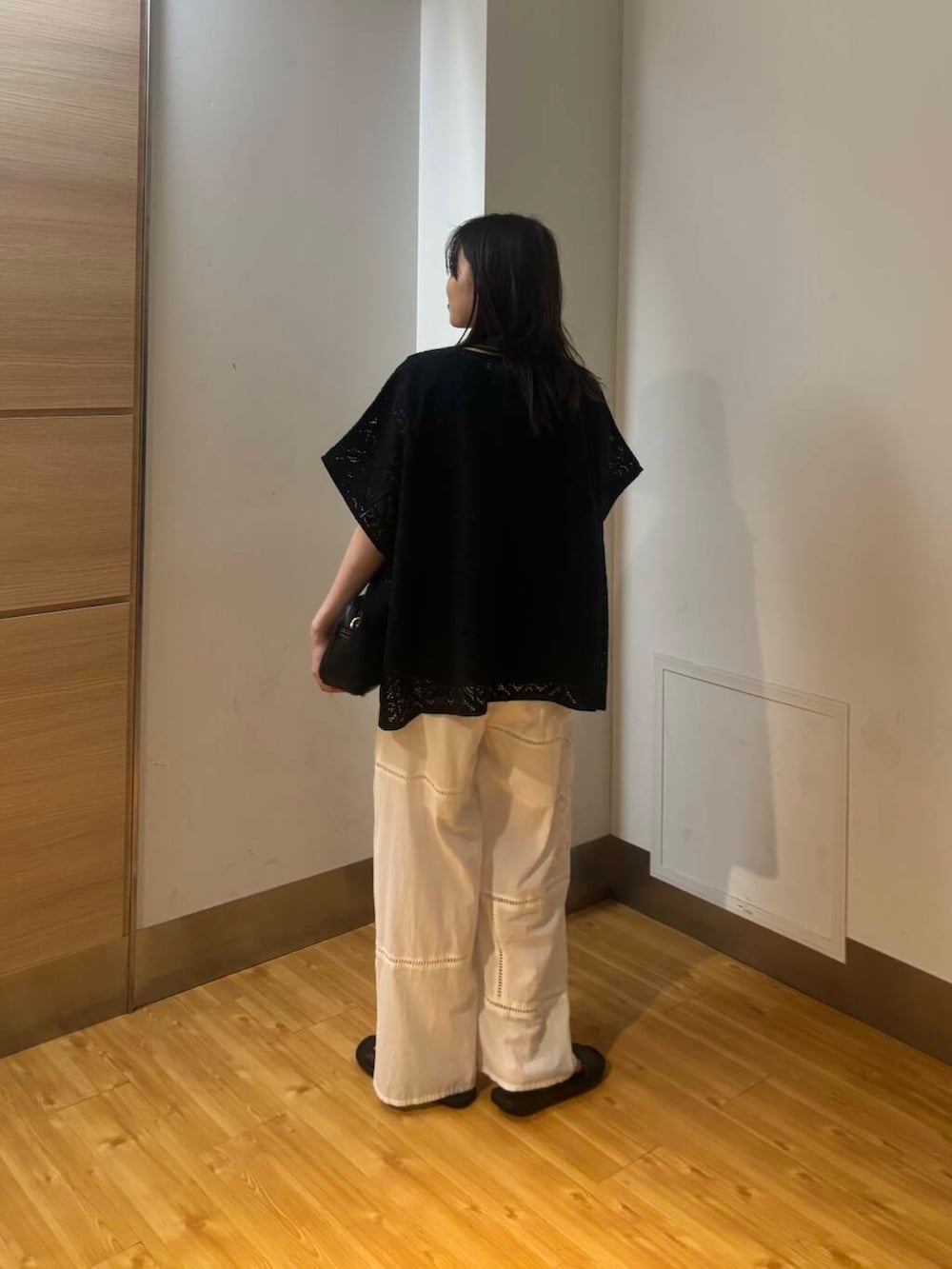 「モノトーン、URBANRESEARCH、サンダル、シアー、夏コーデ、綺麗め、綺麗めコーデ、お出かけコーデ、夏素材、骨格ナチュラル、ナチュラル×ブルベ冬、過ごしやすい、さらっと素材、洒落見えカットソーコーデ、お洒落見えイージーパンツ×サンダル」｜「RODE SKOのプレーンショルダーバッグ（ショルダーバッグ、ブラック系）」を使った、りなさん（レディース・156cm）の夏コーディネートの2枚目の写真