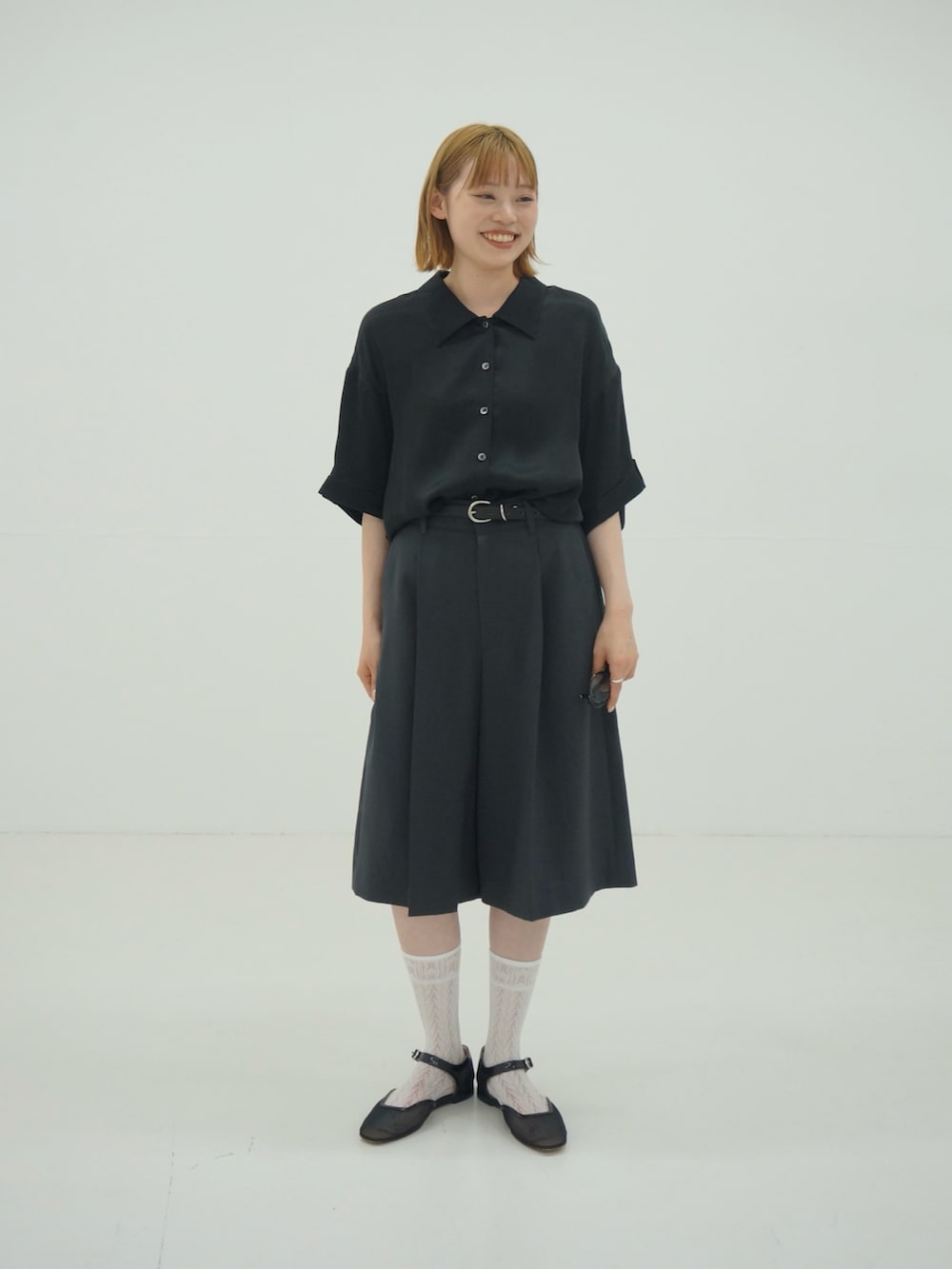 グレー系のその他パンツ、ブラック系のシャツ/ブラウス、ホワイト系のその他アンダーウェア/インナーを着用したレディースの夏コーディネートの2枚目の写真