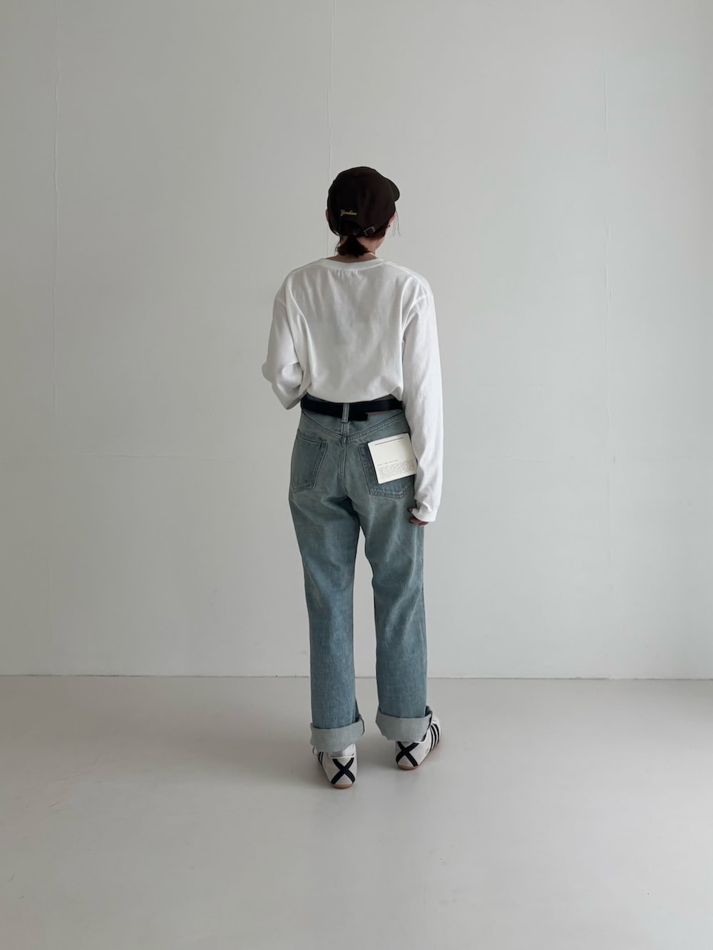 ブルー系のその他アウター、ホワイト系のTシャツ/カットソー、ホワイト系のスニーカーを着用したレディースの春コーディネートの5枚目の写真