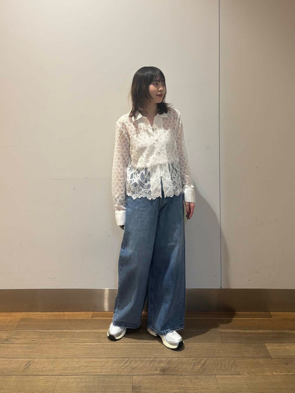 「lee、デニム、ニット、URBANRESEARCH、レッド、レース、シアー、春コーデ、着回しコーデ、newarrival、お出かけコーデ、パンツコーデ、差し色コーデ、ブルベ冬、コンパクトバッグ」|「URBAN RESEARCHのdecor『デコール』 Hematite bar Choker(ネックレス、シルバー系)」を使った、りなさん(レディース・156cm)の春コーディネートの5枚目の写真