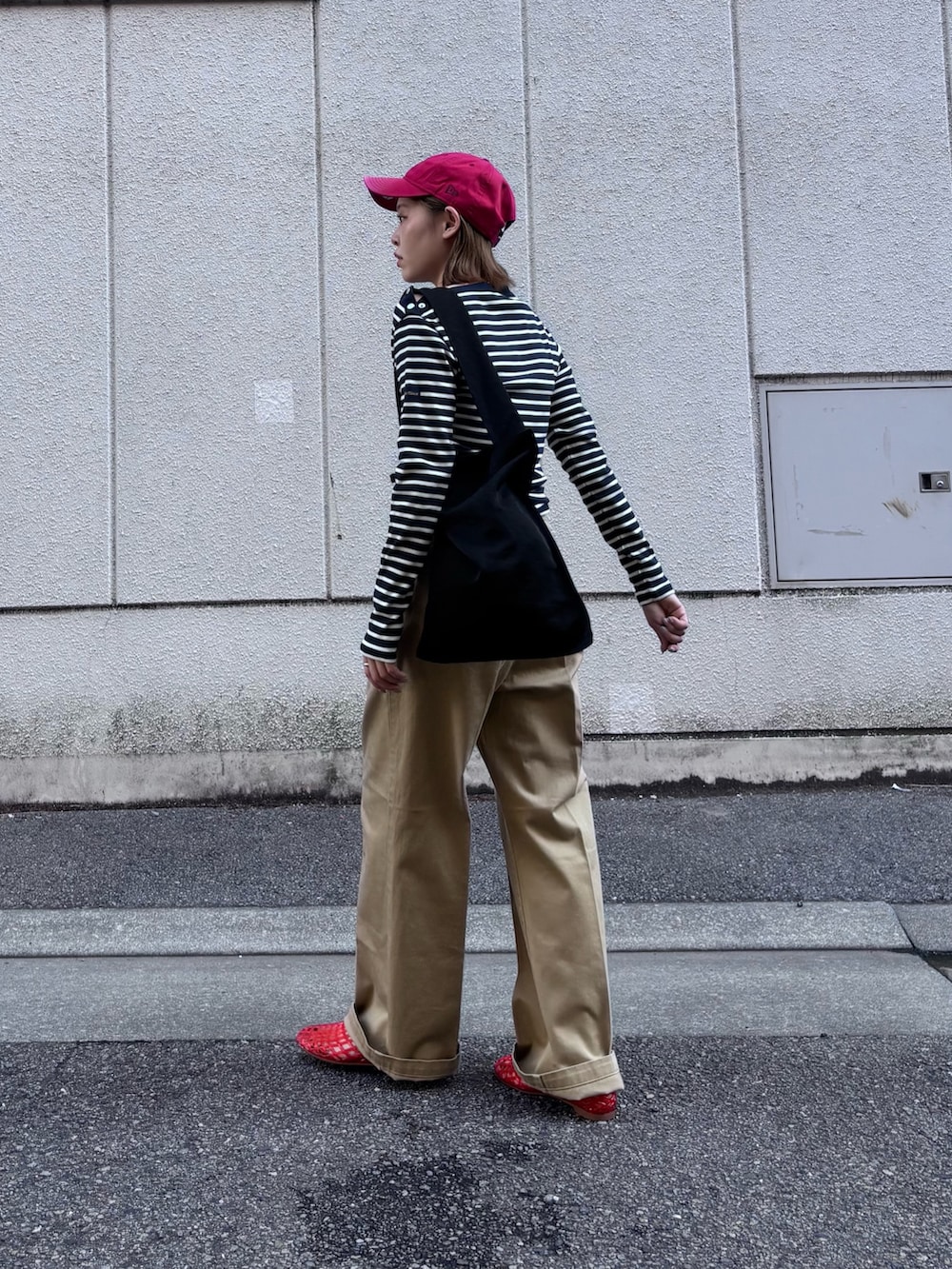 ベージュ系のその他パンツ、ブラック系のトートバッグ、ブルー系のTシャツ/カットソーを着用したレディースの夏コーディネートの2枚目の写真