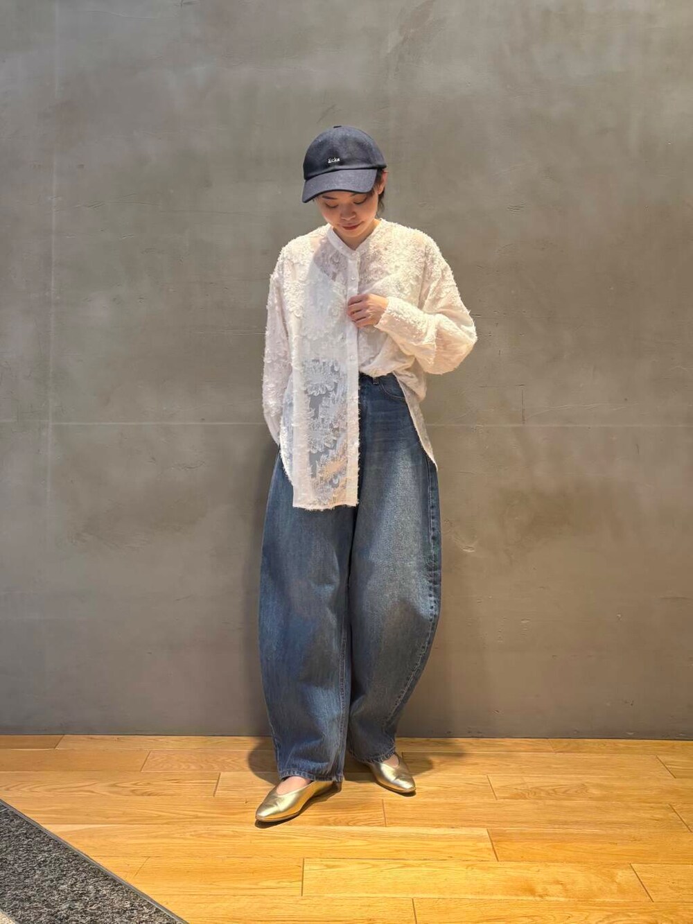 ブルー系のデニムパンツ、ホワイト系のシャツ/ブラウス、グレー系のトレンチコートを着用したレディースの冬コーディネートの5枚目の写真