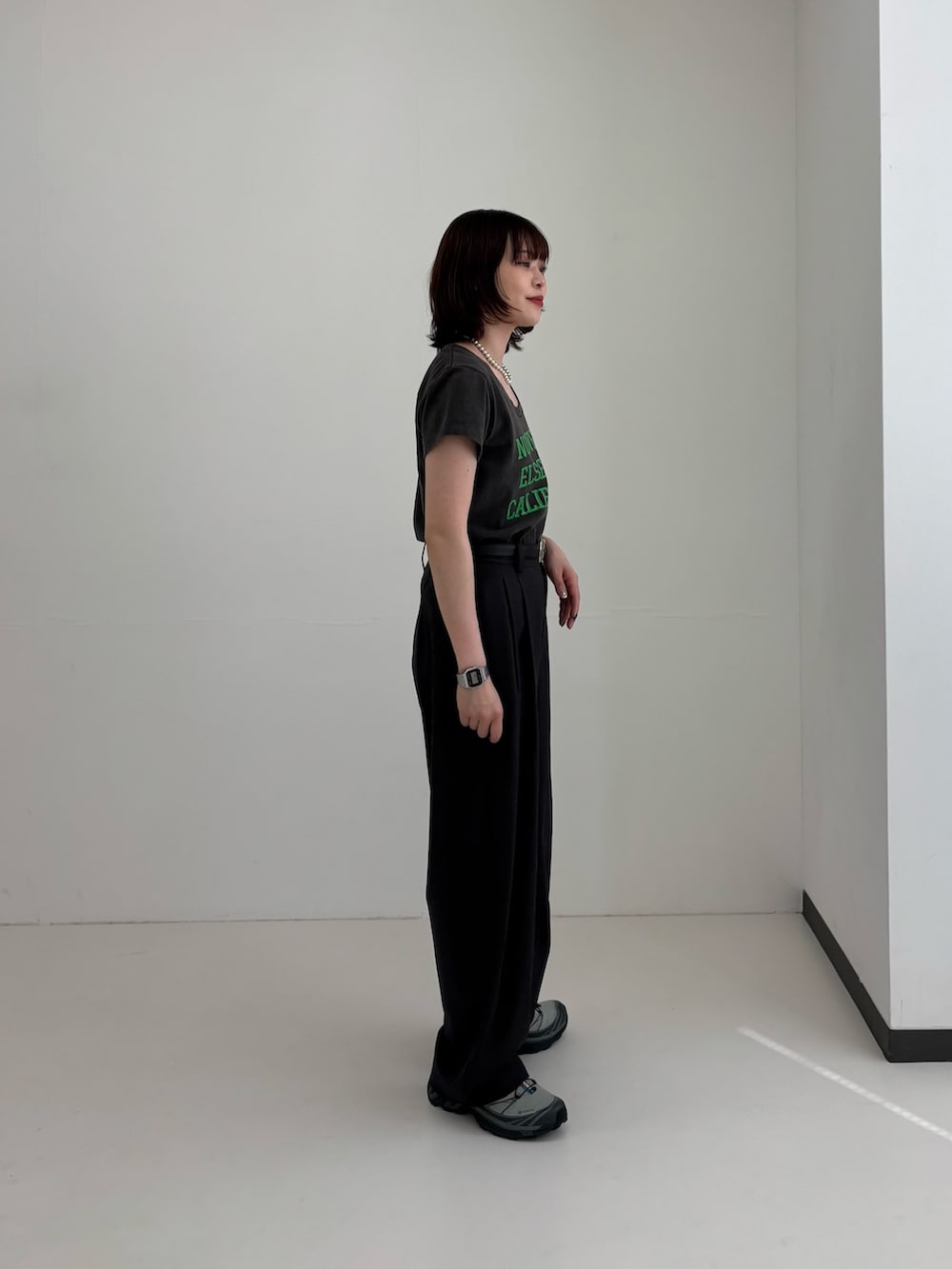 ホワイト系のブルゾン、ブラック系のトートバッグ、シルバー系のネックレスを着用したレディースの春コーディネートの5枚目の写真