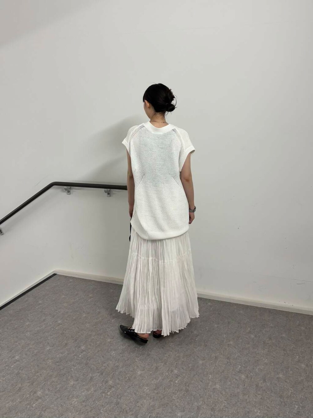 「ベスト、ロングスカート、URBANRESEARCH、newarrival、ホワイトコーデ、綺麗めコーデ、お出かけコーデ、スカートコーデ、夏素材、骨格ナチュラル、ナチュラル×ブルベ冬、過ごしやすい、トレンドシアーアイテム」｜「URBAN RESEARCHのポインテッドバックストラップシューズ（パンプス、ブラック系）」を使った、りなさん（レディース・156cm）の夏コーディネートの3枚目の写真