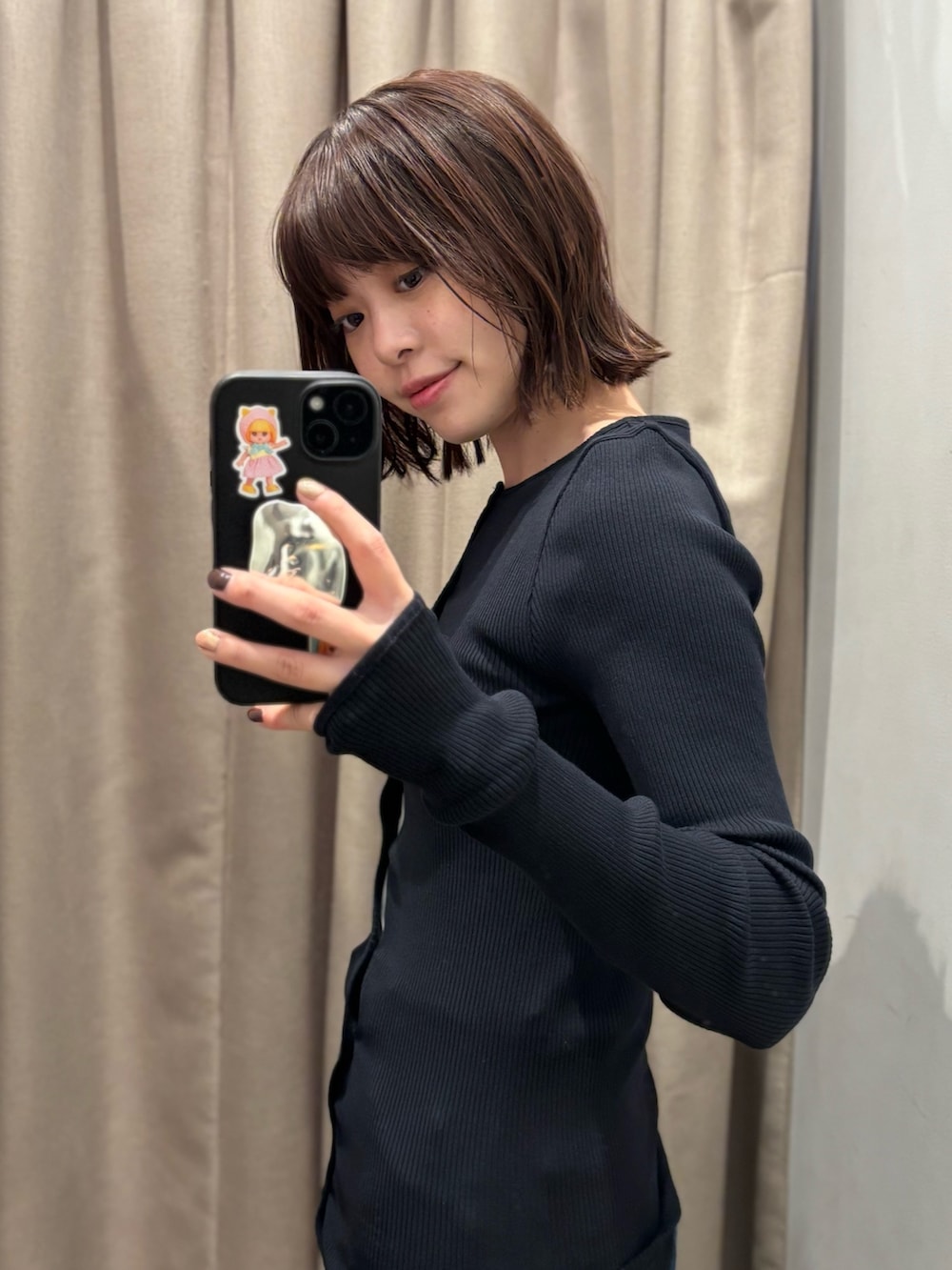 ブラック系のTシャツ/カットソーを着用したレディースの秋コーディネートの2枚目の写真