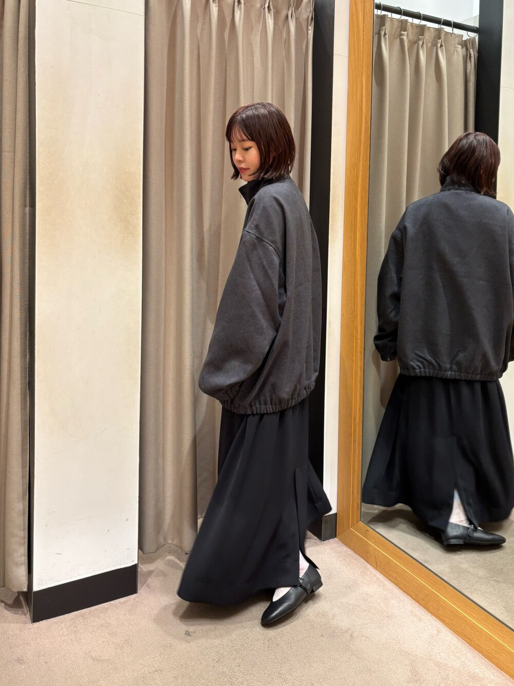 ブラック系のワンピース、ブラック系のバレエシューズを着用したレディースの秋コーディネートの3枚目の写真