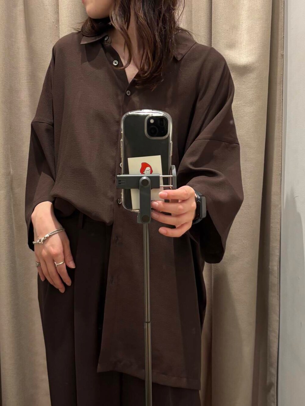 ブラウン系のシャツ/ブラウス、ベージュ系のバレエシューズ、ブラウン系のその他パンツを着用したレディースの夏コーディネートの3枚目の写真