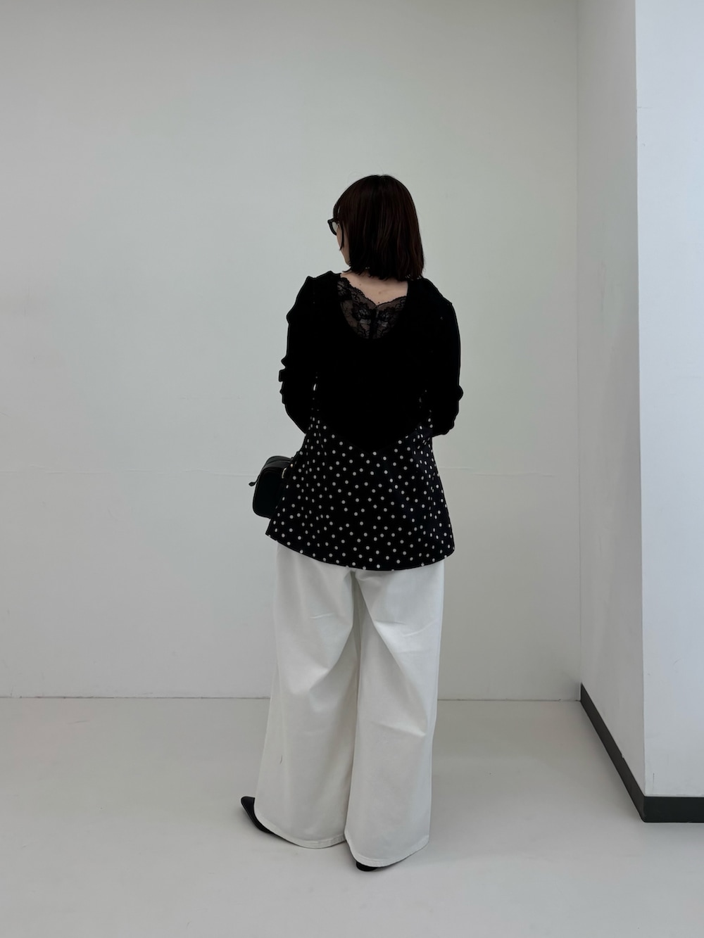 ホワイト系のデニムパンツ、ブラック系のシャツ/ブラウス、ブラック系のTシャツ/カットソーを着用したレディースの春コーディネートの3枚目の写真