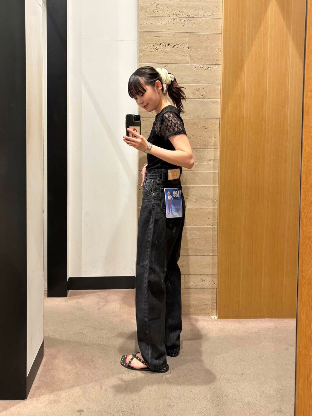 ブラック系のサンダル、ブラック系のTシャツ/カットソーを着用したレディースの夏コーディネートの2枚目の写真