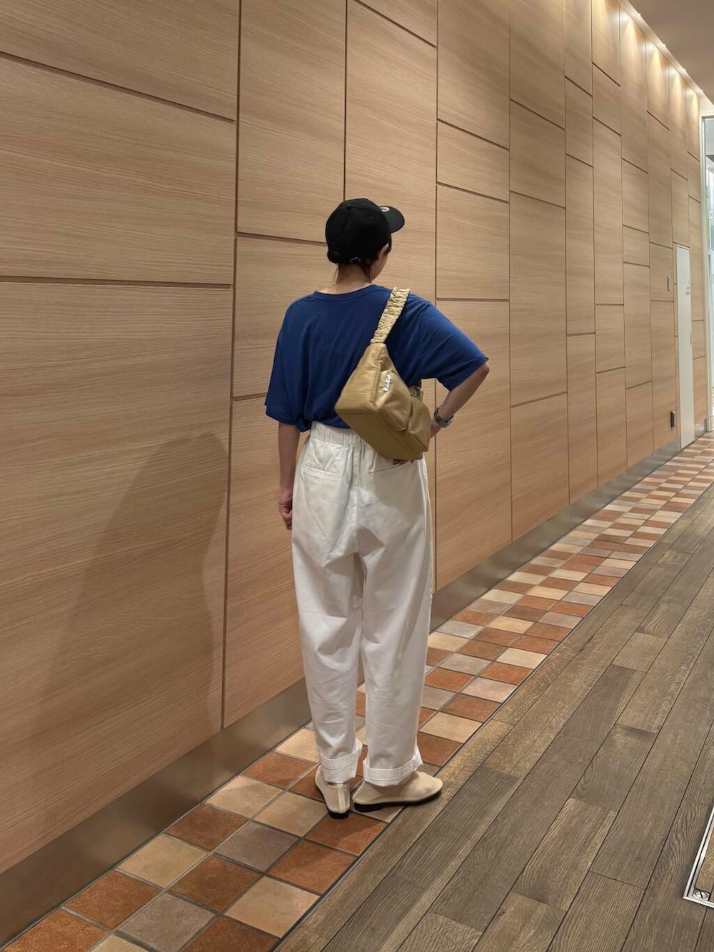 ホワイト系のその他パンツ、ベージュ系のバレエシューズ、ブルー系のTシャツ/カットソーを着用したレディースの夏コーディネートの3枚目の写真