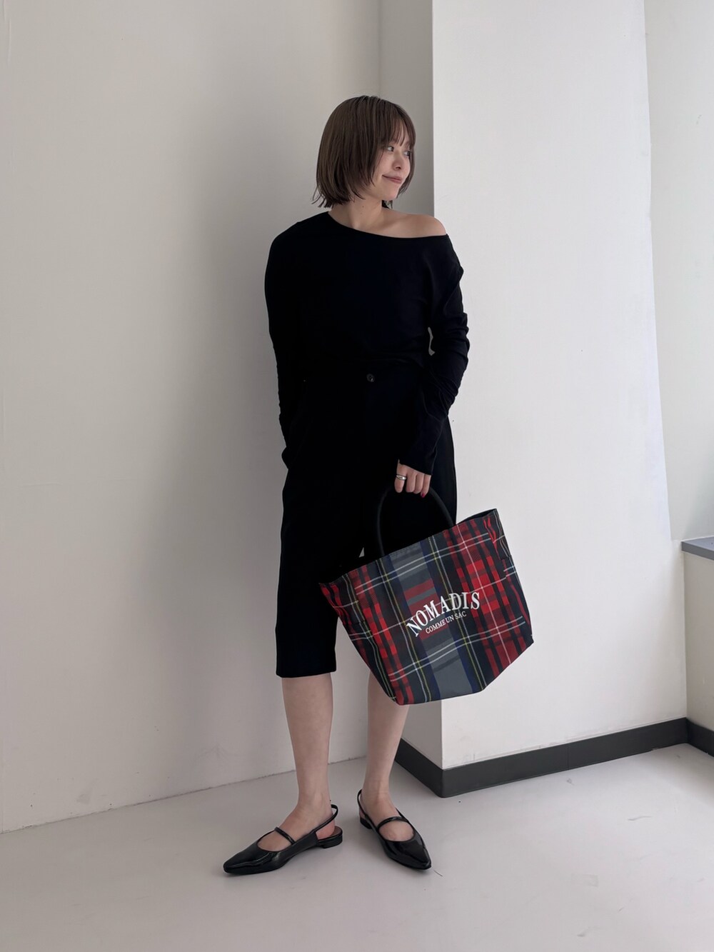 ブラック系のその他パンツ、ブラック系のパンプス、グレー系のトートバッグを着用したレディースの夏コーディネートの3枚目の写真
