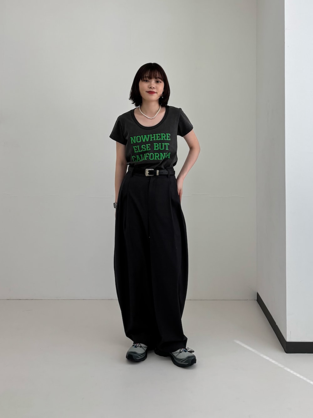 ホワイト系のブルゾン、ブラック系のトートバッグ、シルバー系のネックレスを着用したレディースの春コーディネートの4枚目の写真