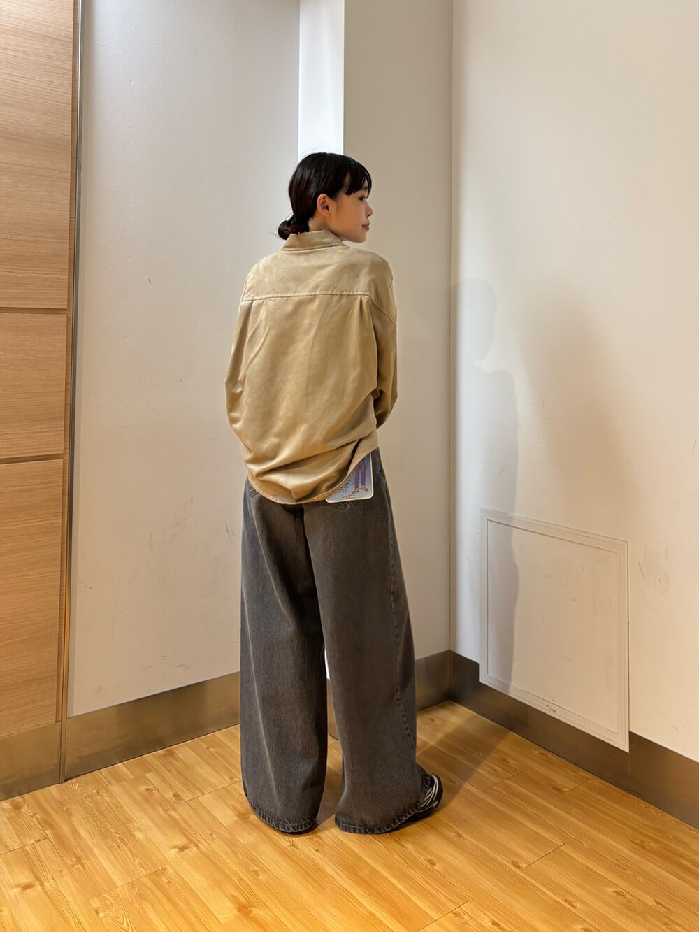 ベージュ系のシャツ/ブラウス、ブラック系のデニムパンツ、ブラック系のスニーカーを着用したレディースの夏コーディネートの2枚目の写真
