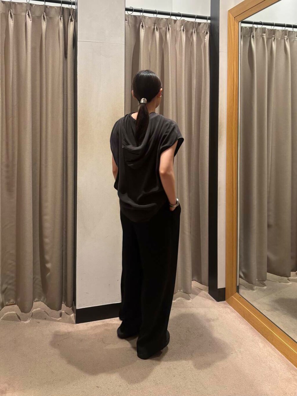 グレー系のサンダル、ブラック系のその他パンツ、ブラウン系のTシャツ/カットソーを着用したレディースの夏コーディネートの2枚目の写真