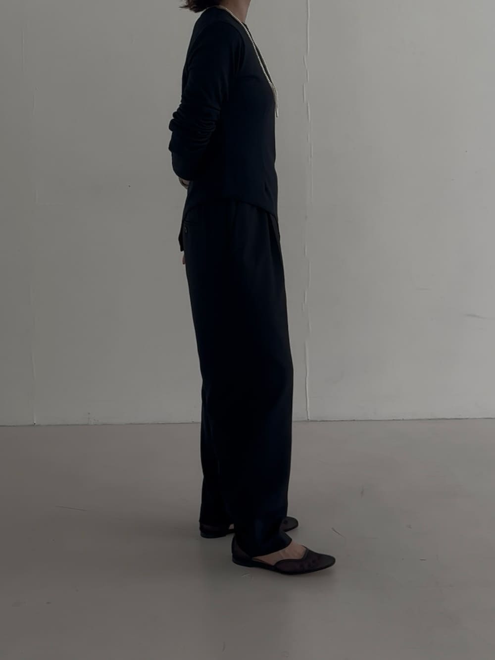 ブラック系のバックパック/リュック、ブルー系のTシャツ/カットソー、ブラック系のその他パンツを着用したレディースの春コーディネートの6枚目の写真