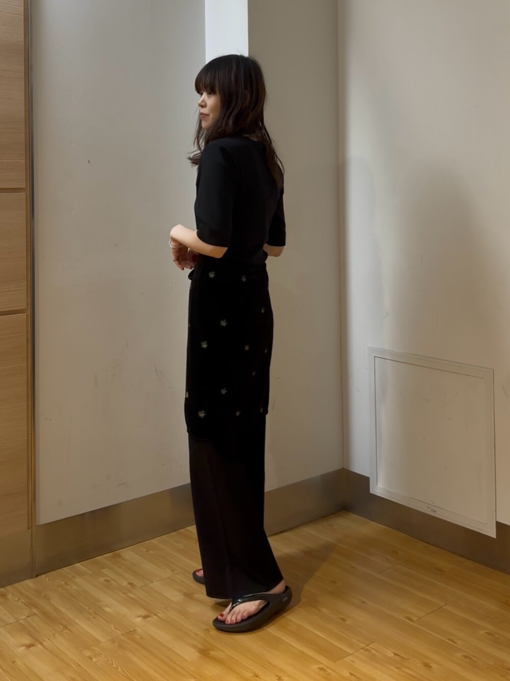 ブラック系のスカート、ブラック系のその他パンツ、ブラック系のTシャツ/カットソーを着用したレディースの夏コーディネートの2枚目の写真