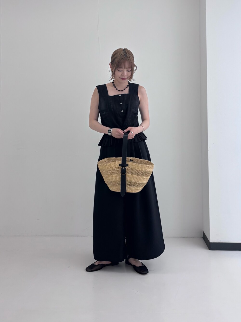 ブラック系のシャツ/ブラウス、ブラック系のその他パンツ、ベージュ系のかごバッグを着用したレディースの夏コーディネートの2枚目の写真