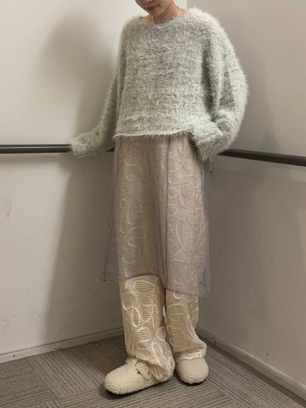 ホワイト系のサンダル、ホワイト系のその他パンツ、グレー系のワンピースを着用したレディースの秋コーディネートの2枚目の写真