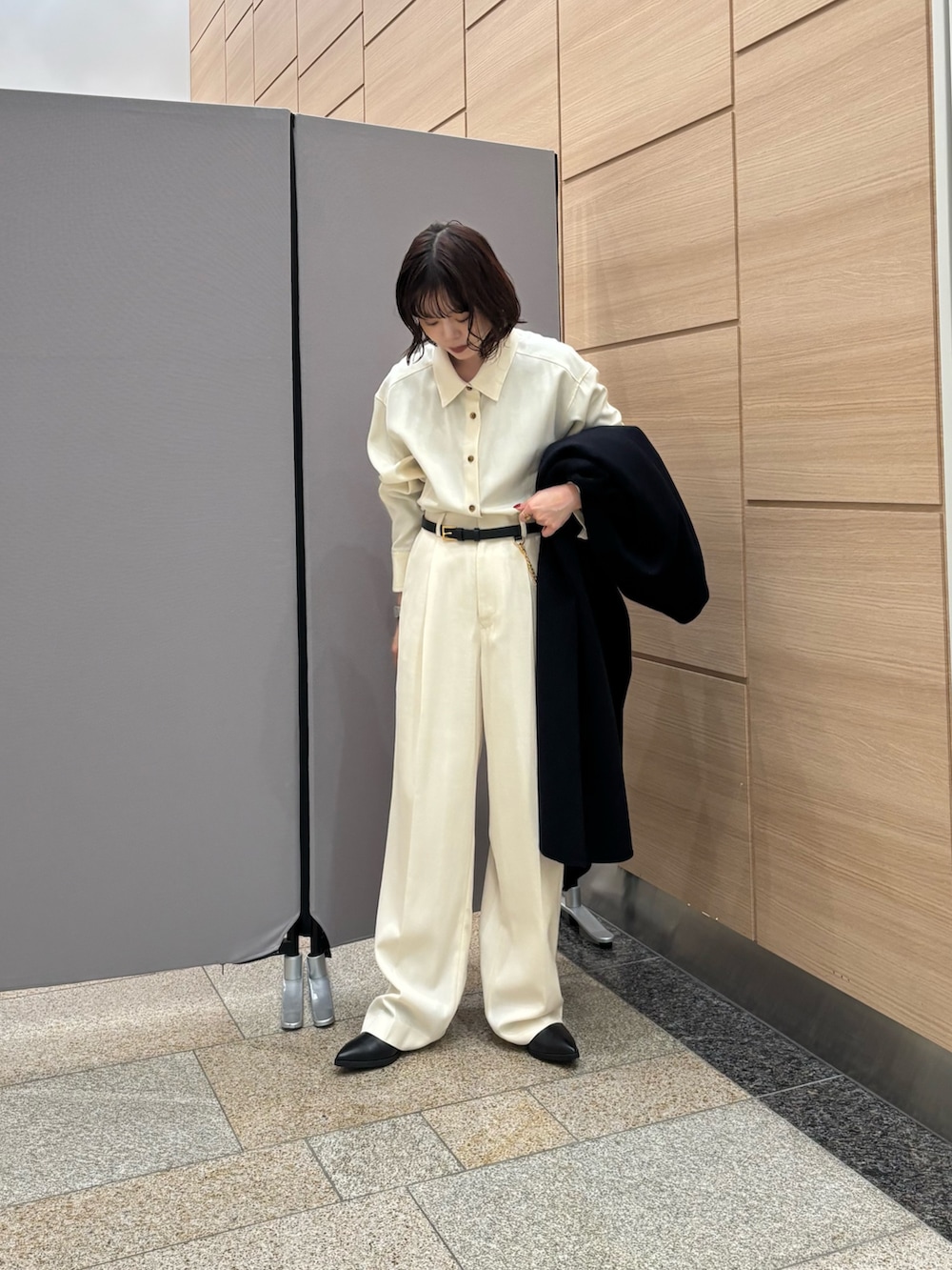 ホワイト系のその他パンツ、ホワイト系のシャツ/ブラウス、ブラック系のブーツを着用したレディースの秋コーディネートの2枚目の写真