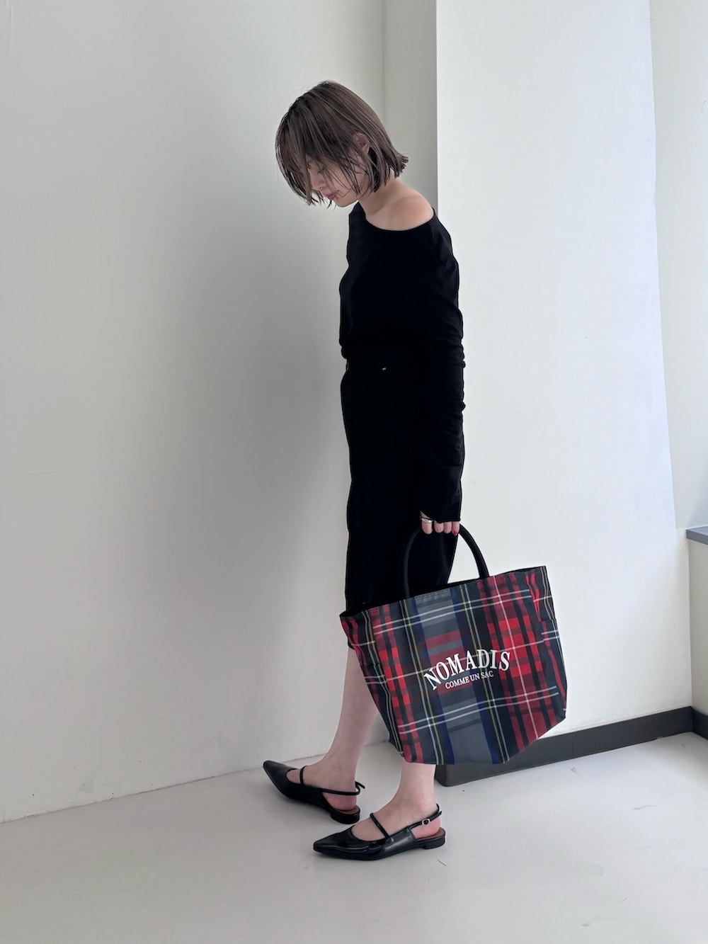 ブラック系のその他パンツ、ブラック系のパンプス、グレー系のトートバッグを着用したレディースの夏コーディネートの2枚目の写真