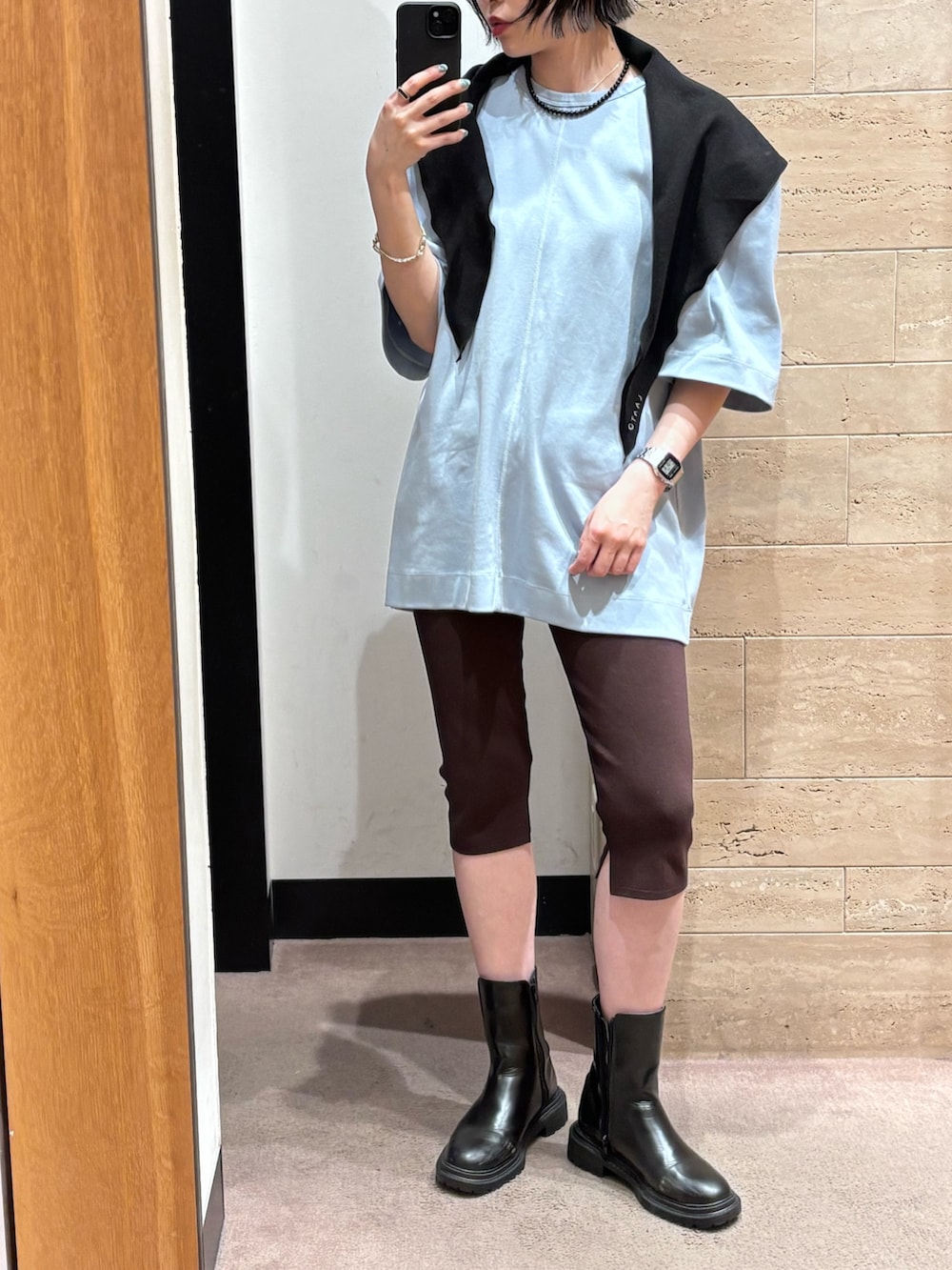 ブルー系のTシャツ/カットソー、ブラック系のファッション雑貨を着用したレディースの春コーディネートの2枚目の写真