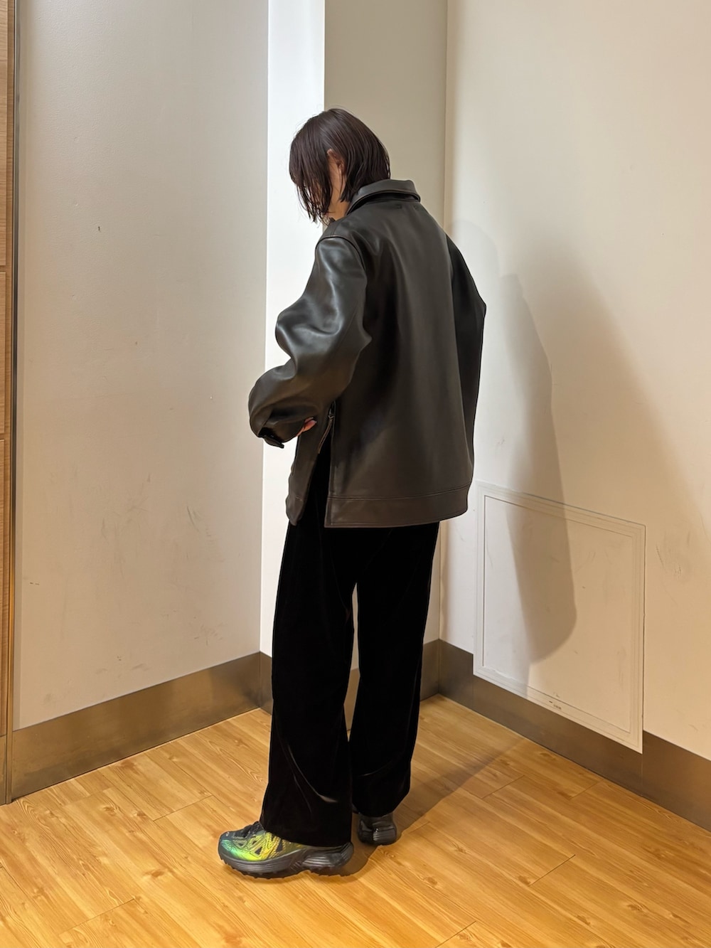 ブラウン系のその他パンツ、ブラウン系のその他アウター、ブラック系のスニーカーを着用したレディースの秋コーディネートの3枚目の写真