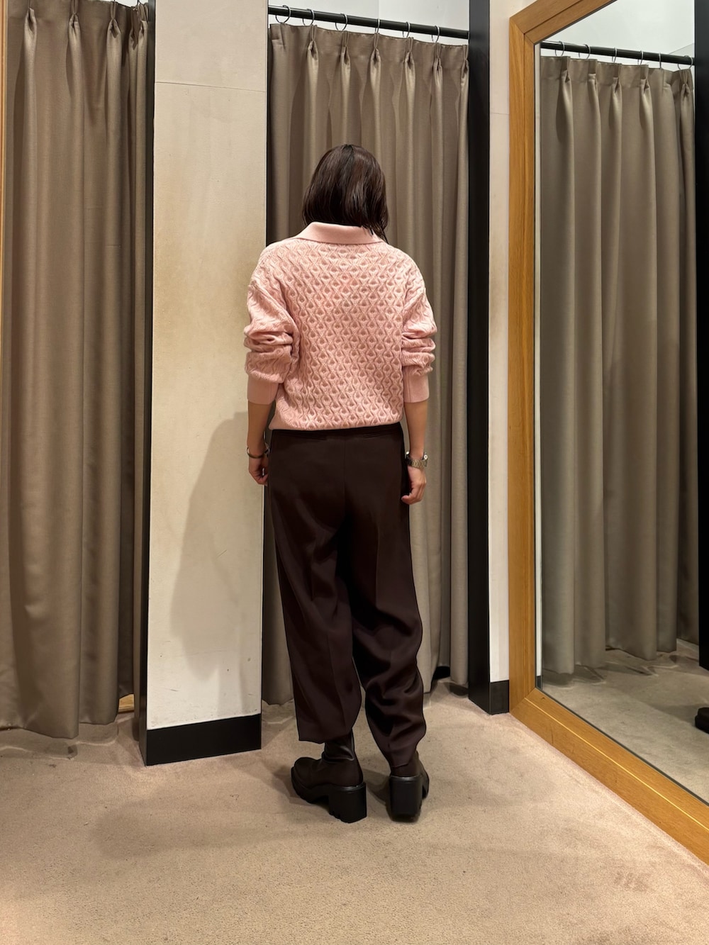 ブラウン系のその他パンツ、ブラウン系のブーツ、ピンク系のニット/セーターを着用したレディースの秋コーディネートの3枚目の写真